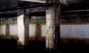 Pillars at Chambers street: The rusty colors give the station its own aesthetic