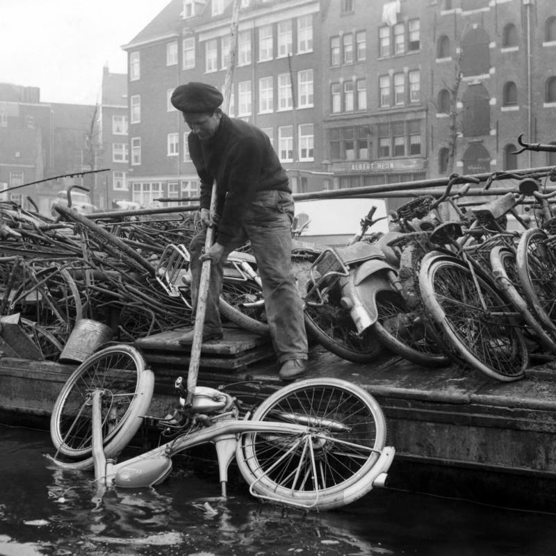 Cleaning the canals in 1963 (picture by ANP Historisch Archief)