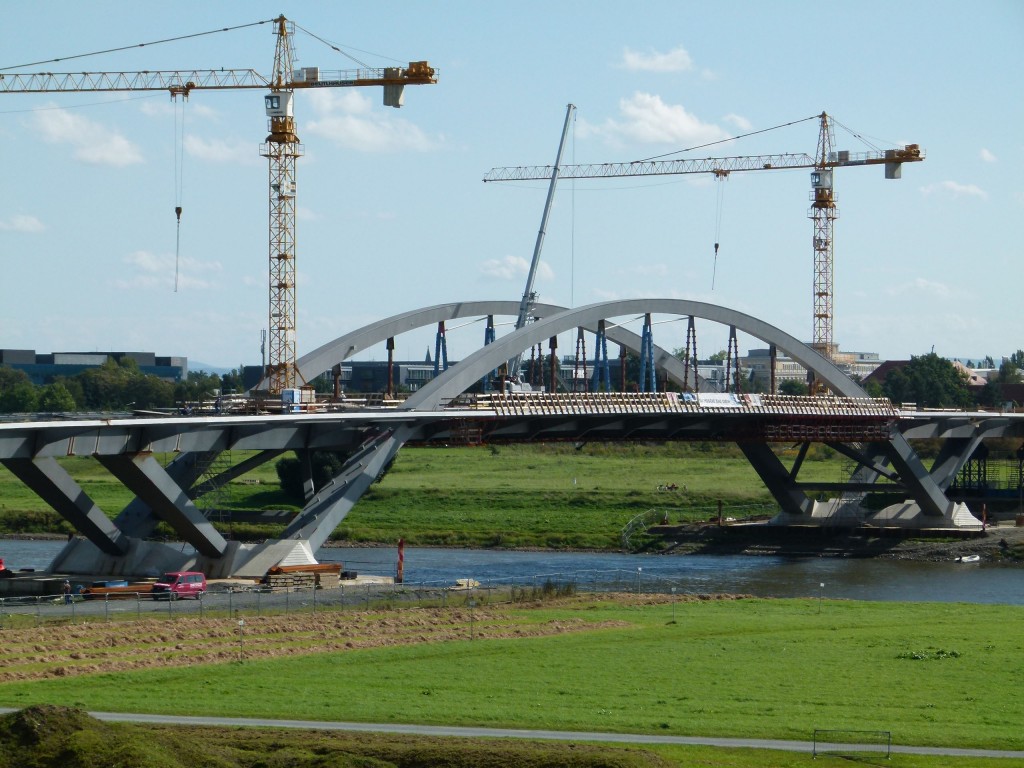 The Waldschlösschenbrücke under construction
