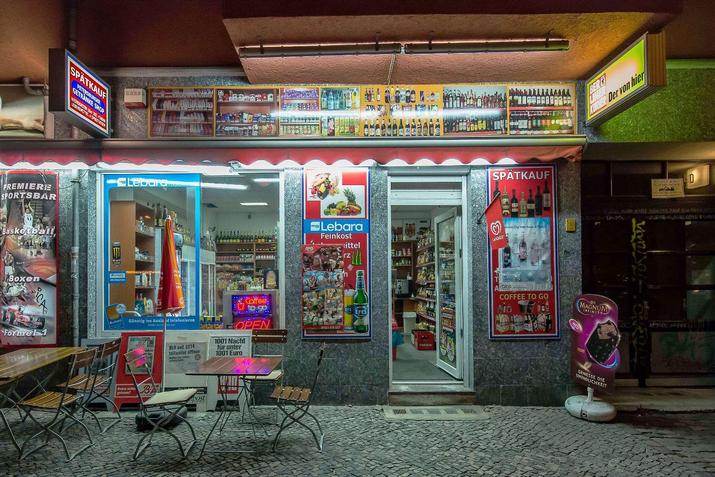 The typical shop front of a Späti: univiting but still so familiar © Daniel Gregor