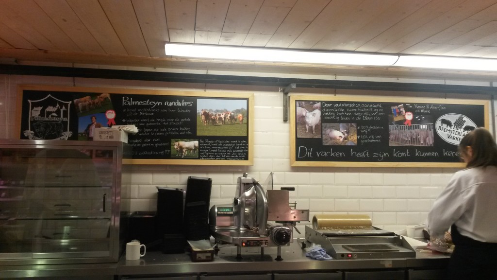 blackboards in the Landmarkt about the quality of life of the pig (Source: Rosanne Nieuwesteeg, 2015).