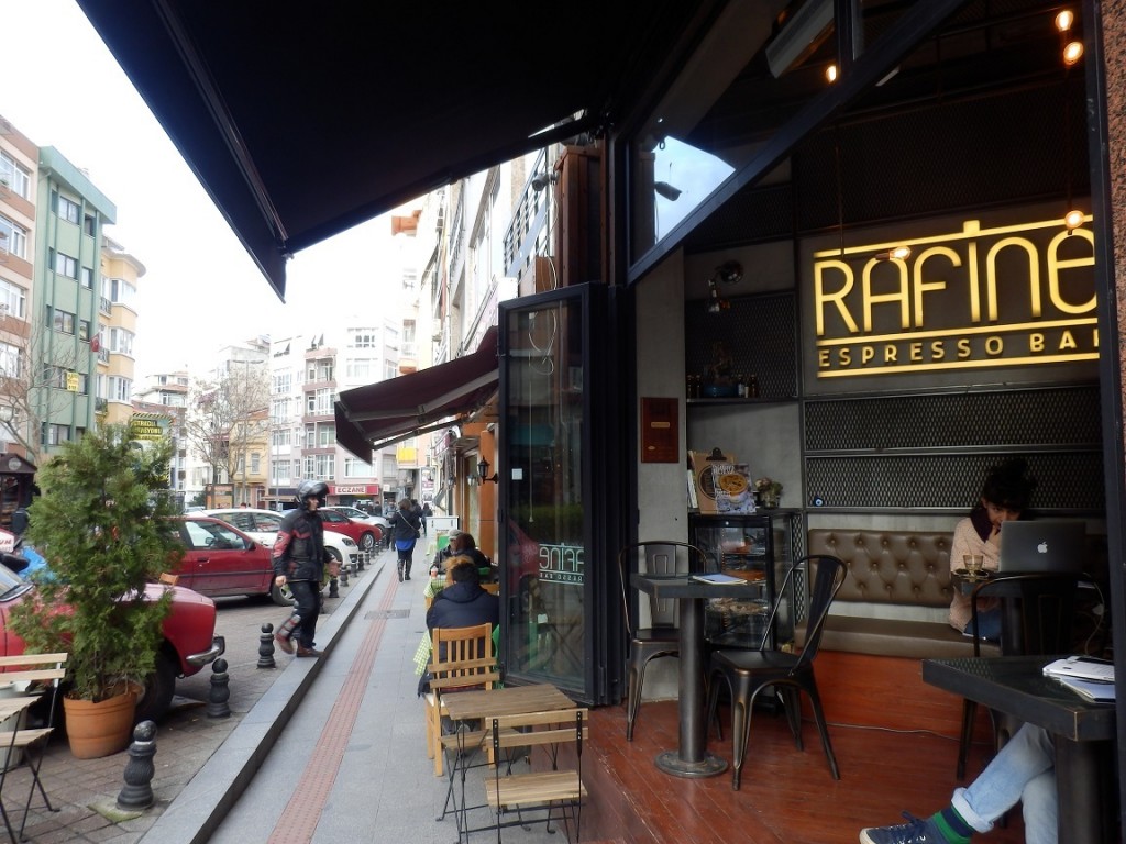 New Coffee Shops in Kadıköy-Moda with Outside Tables after the Ban against Smoking Indoors