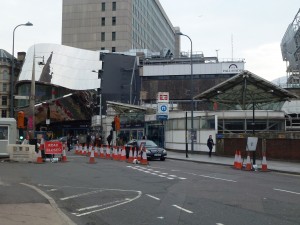 The new entrance to Birmingham New Street station (left), next to the last remains of shopping mall Palisades that will soon be demolished (Photo: Marco Bontje)