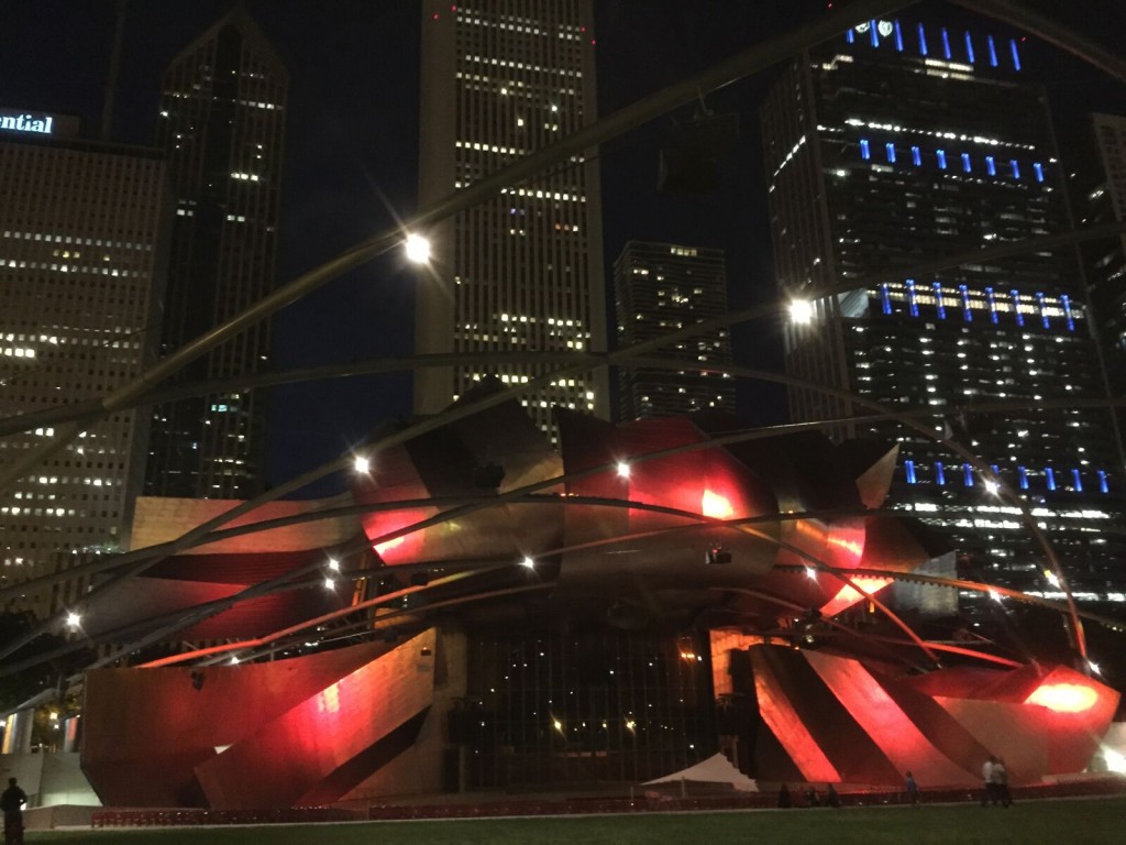The Jay Pritzker Pavilion fabulously lit with ever-changing colours (Photo: Martijn Sargentini)