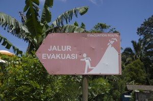 Evacuation sign near Gunung Lokon, an active volcano on the outskirts of Tomohon (Photo: The Blen on Flickr)