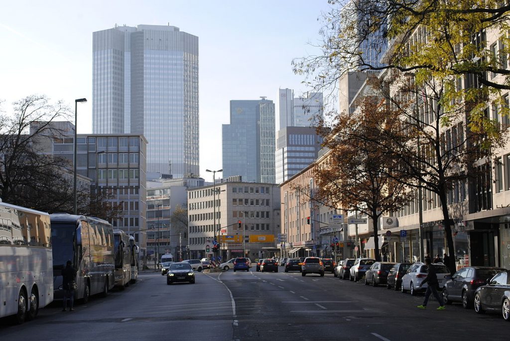 Berliner Straße in richtung Westen (source: Daviidos)