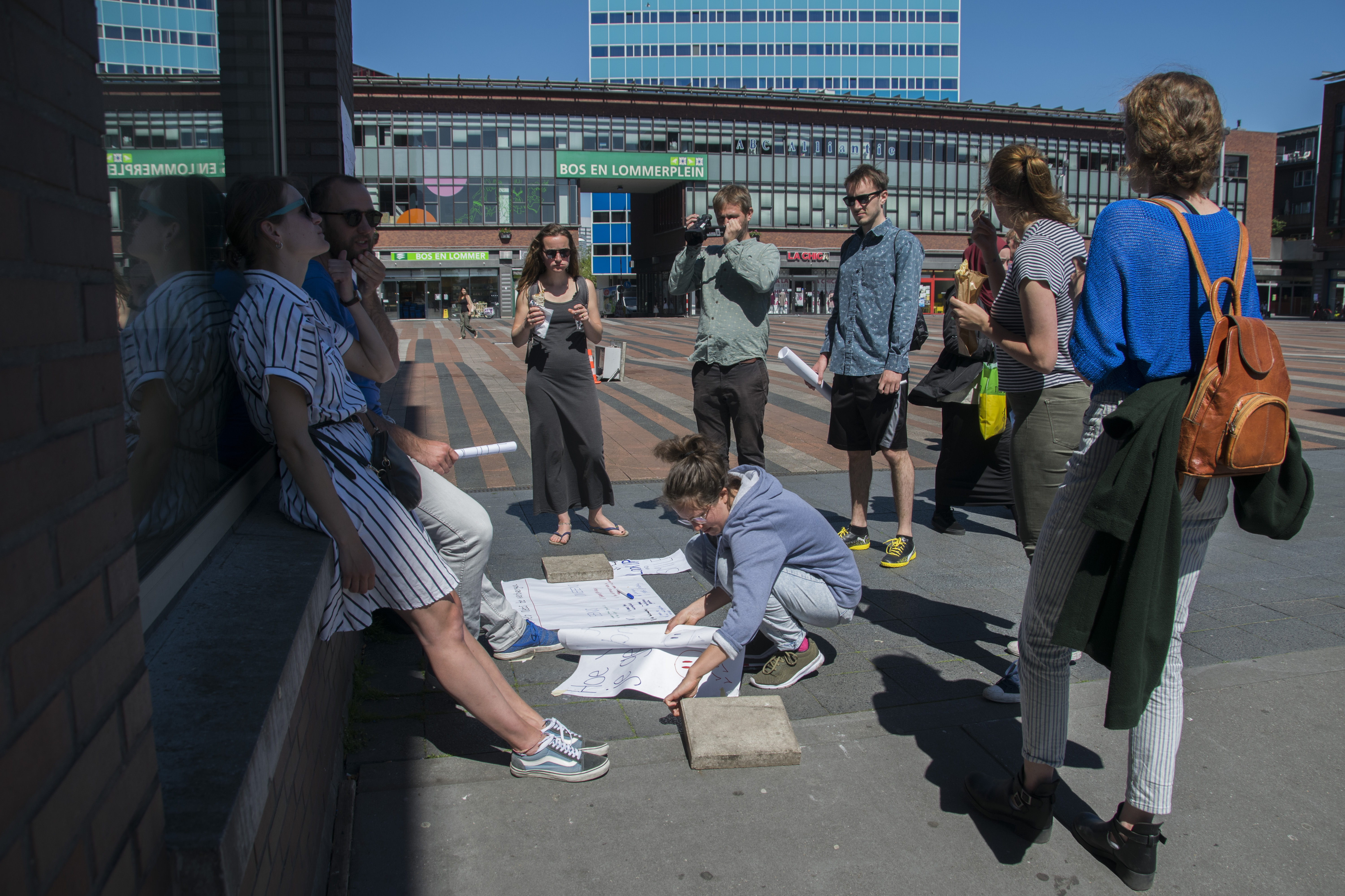 Students gathering the results of their discussions with passersby at Bos en Lommerplein (Photo: Martijn Gerritsen)