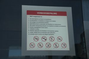 It is not just the cameras on the square that give an impression of high public control on the square; so too does the list of rules of conduct for Bos en Lommerplein, which includes ‘no gathering in groups’ (Photo: Martijn Gerritsen)